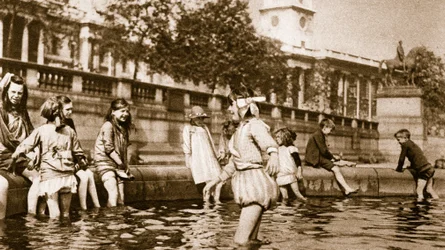 Kinderen uit West End koelen zich af in een fontein op Trafalgar Square tijdens een hittegolf